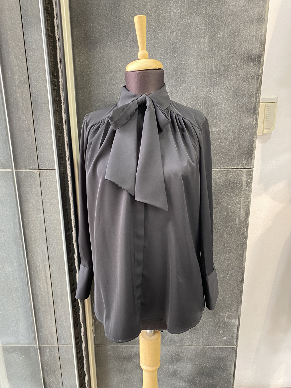 Siyah Pile Detaylı ParisFular Yaka Gömlek-4