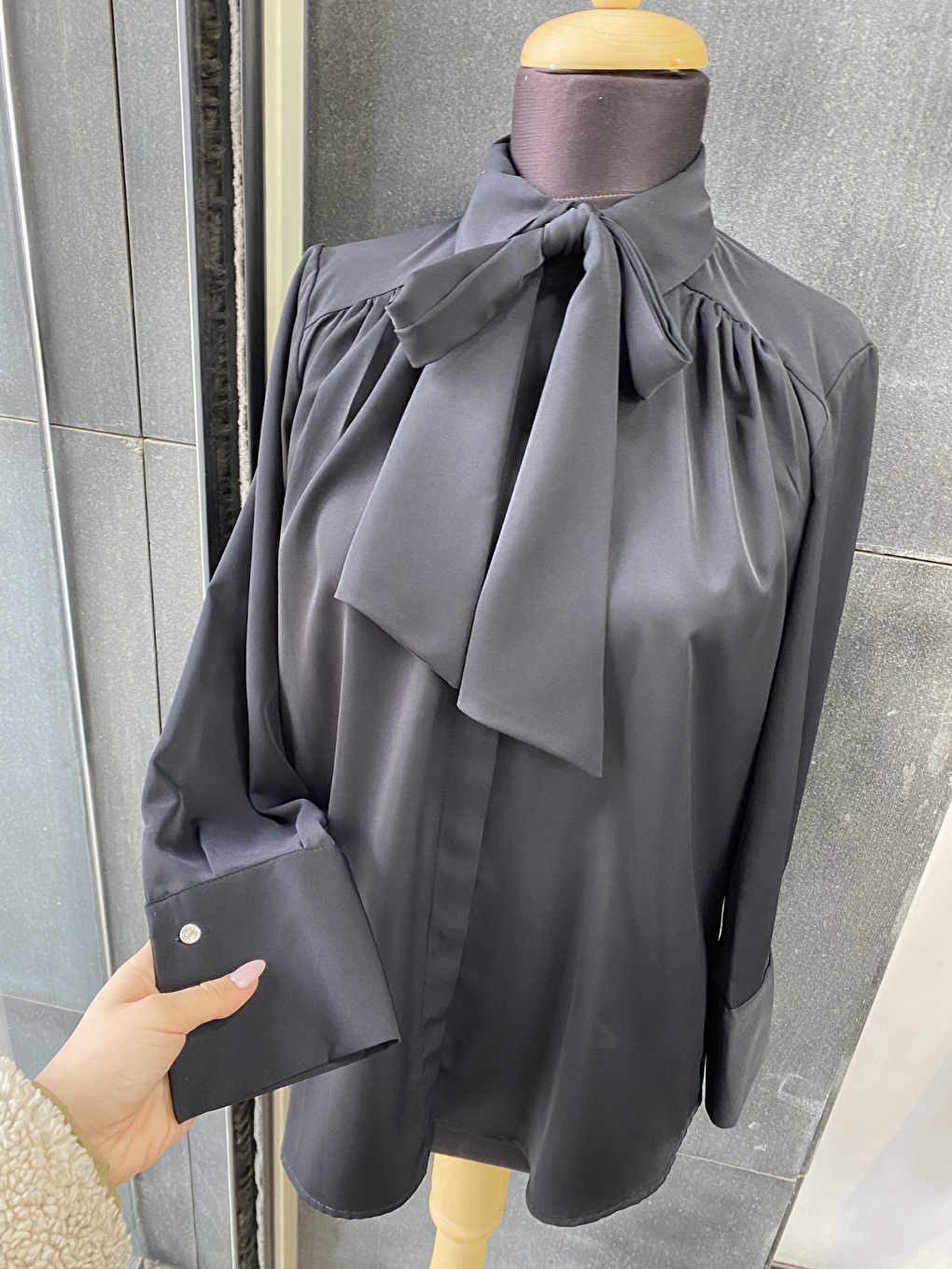 Siyah Pile Detaylı ParisFular Yaka Gömlek-5