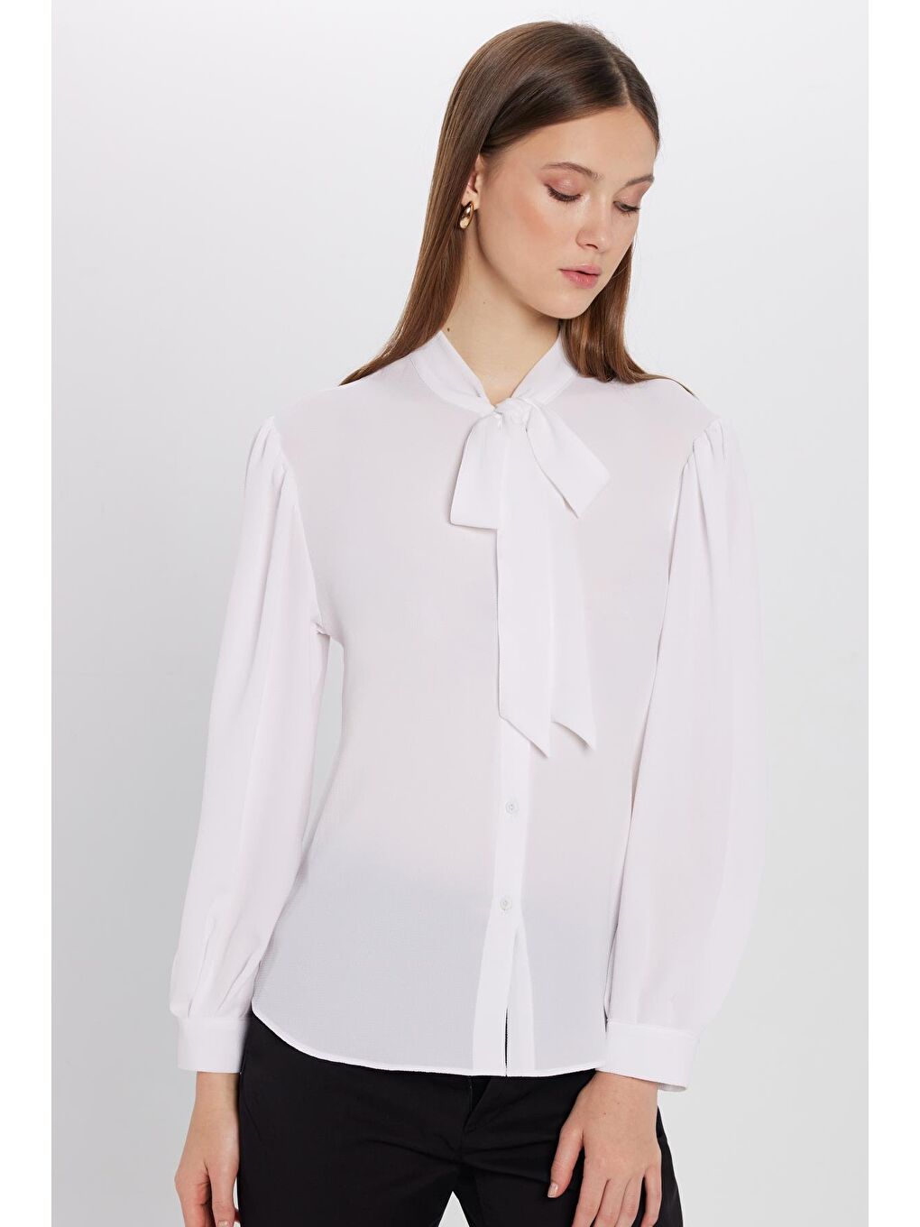 Kadın Relax Fit Rahat Kesim Gofre Kumaş Kare Manşet Beyaz Fular Yaka Düz Gömlek-1