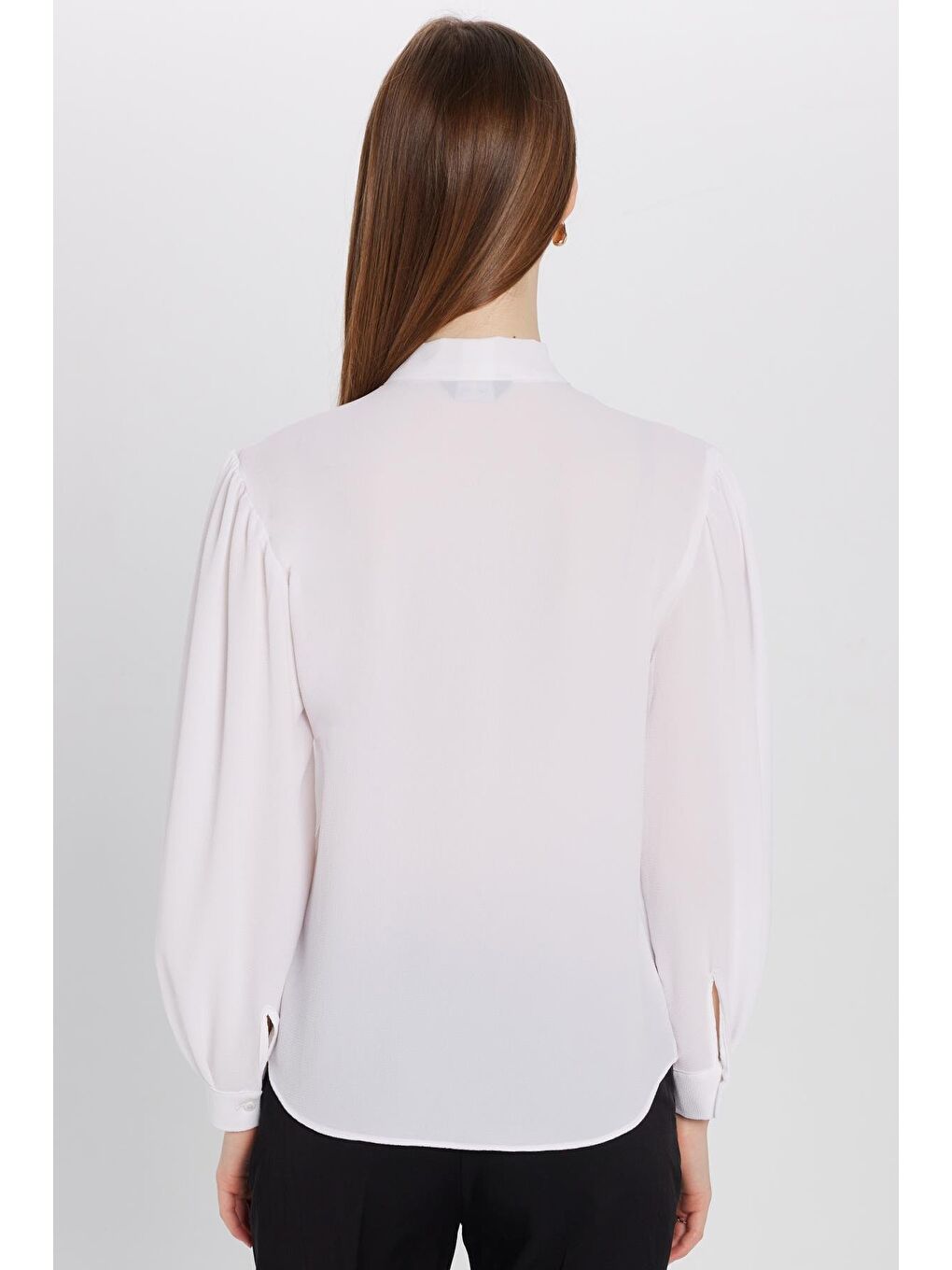 Kadın Relax Fit Rahat Kesim Gofre Kumaş Kare Manşet Beyaz Fular Yaka Düz Gömlek-4