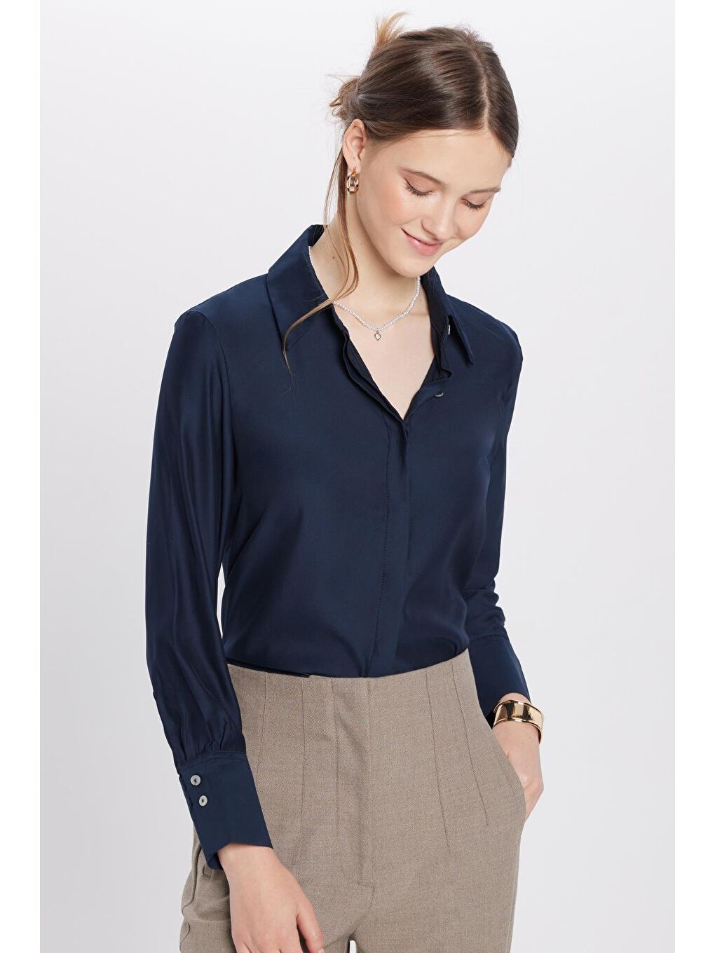 Kadın Relax Fit Rahat Kesim Satenli Kumaş Lacivert Uzun Manşet Düz Gömlek-1