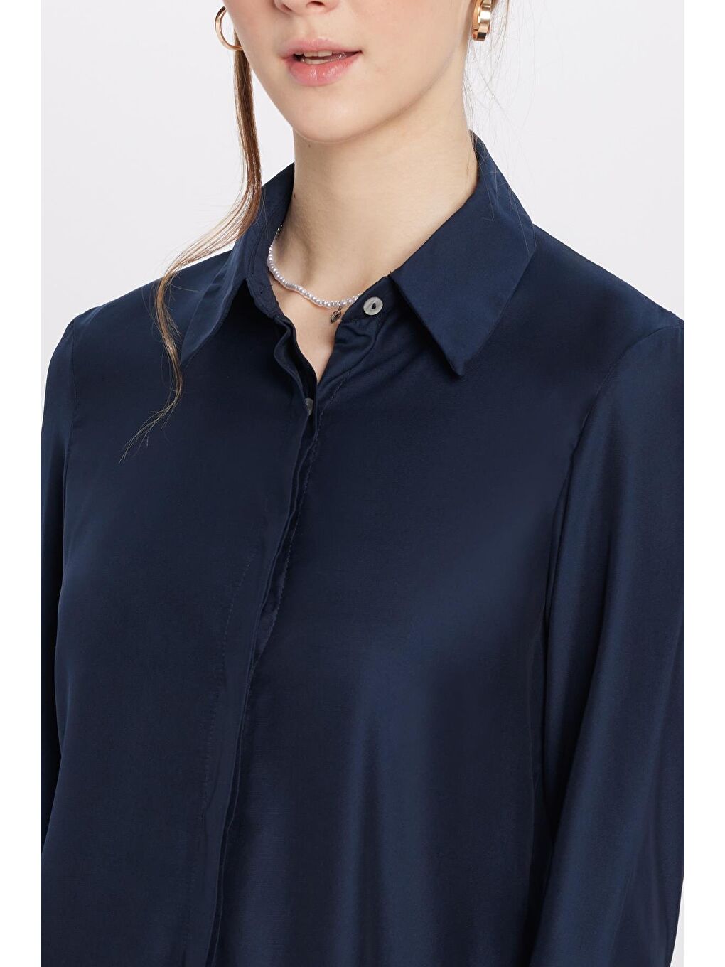 Kadın Relax Fit Rahat Kesim Satenli Kumaş Lacivert Uzun Manşet Düz Gömlek-2