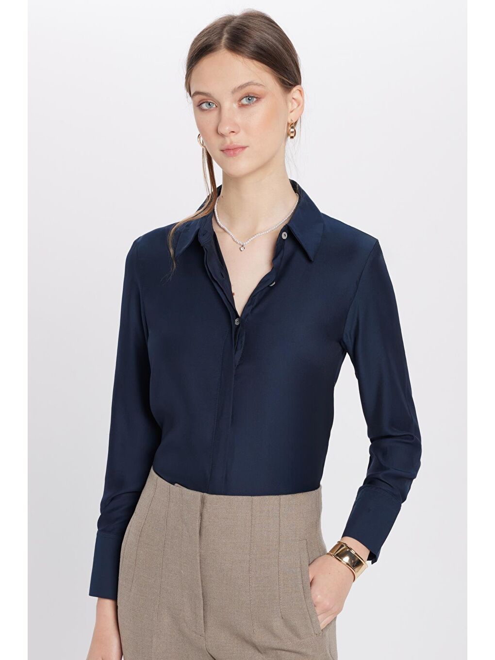 Kadın Relax Fit Rahat Kesim Satenli Kumaş Lacivert Uzun Manşet Düz Gömlek-3