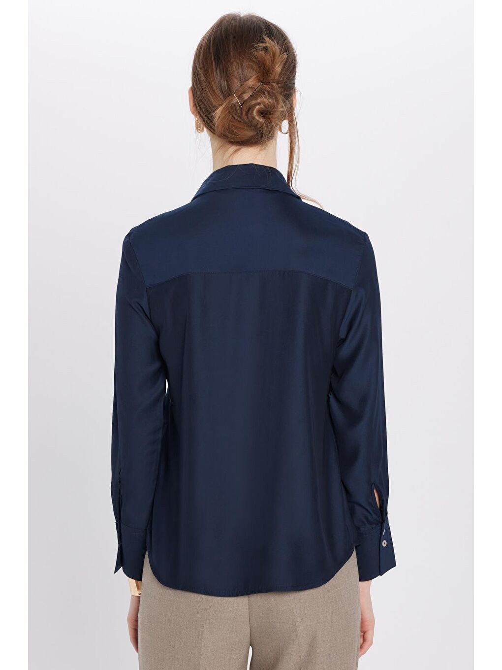 Kadın Relax Fit Rahat Kesim Satenli Kumaş Lacivert Uzun Manşet Düz Gömlek-4