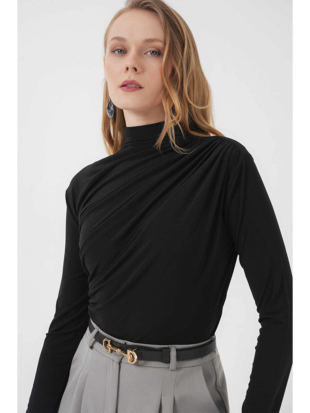 Kadın Siyah Büzgü Detay Balıkçı Yaka Sandy Bluz HZL25W-BD19251-1