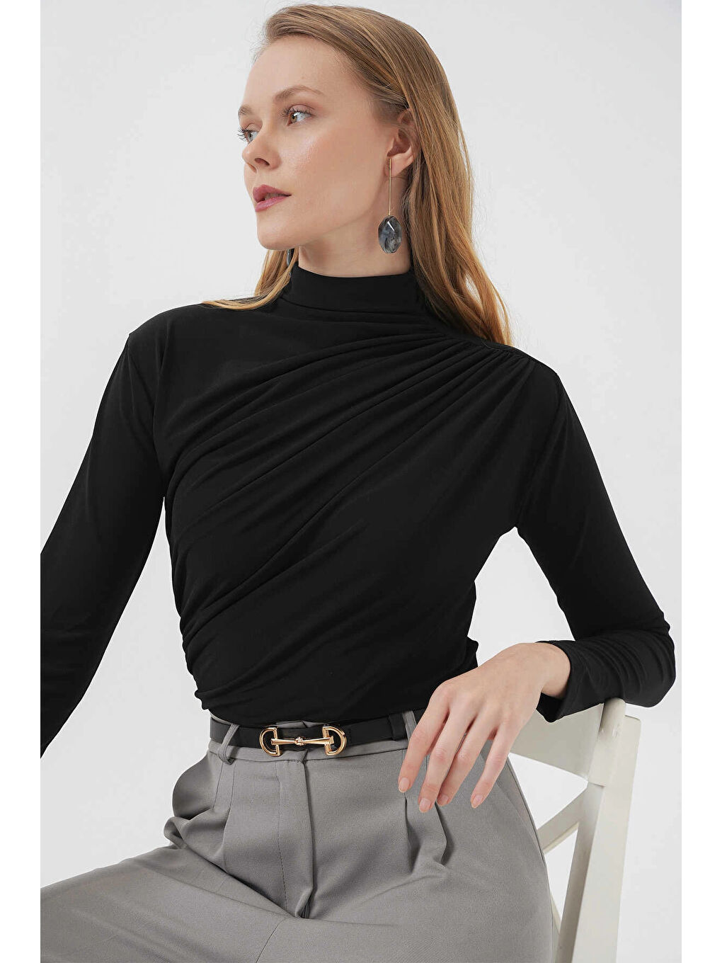 Kadın Siyah Büzgü Detay Balıkçı Yaka Sandy Bluz HZL25W-BD19251-2