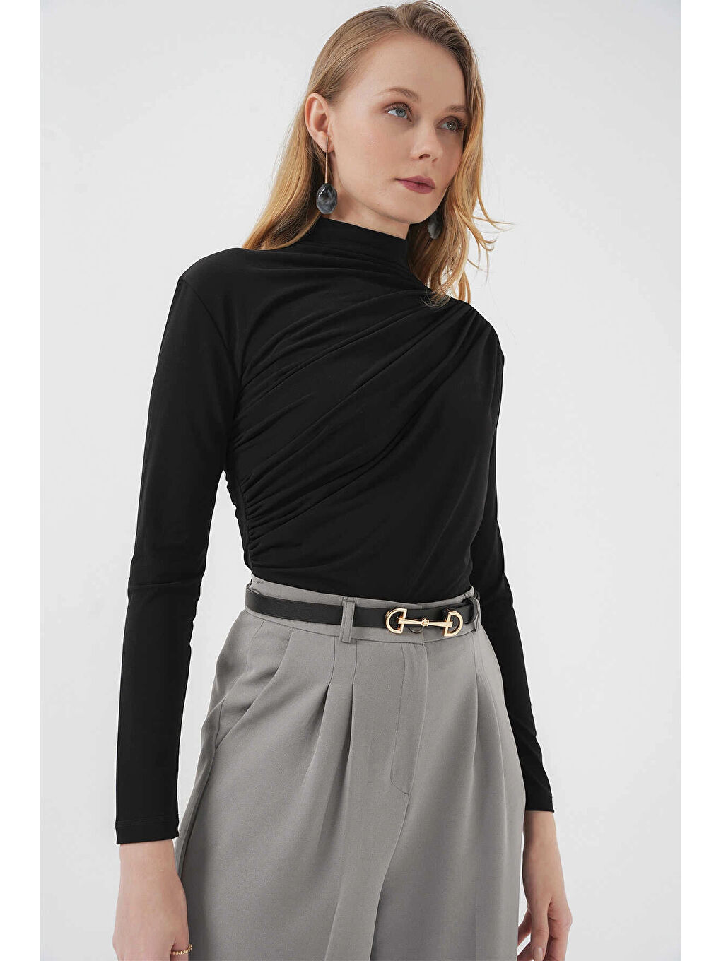 Kadın Siyah Büzgü Detay Balıkçı Yaka Sandy Bluz HZL25W-BD19251-3