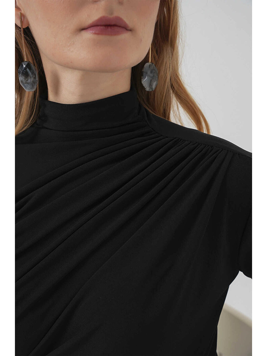 Kadın Siyah Büzgü Detay Balıkçı Yaka Sandy Bluz HZL25W-BD19251-4