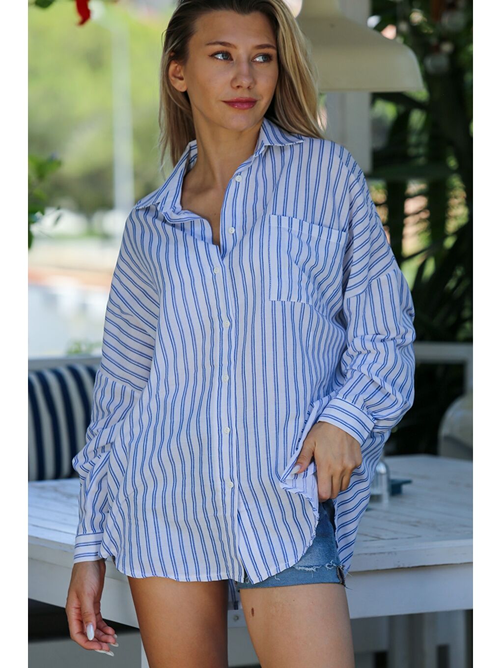 Açık Mavi Gömlek Yaka Çizgili Düğmeli Tek Cepli Dokuma Oversize Casual Gömlek-4