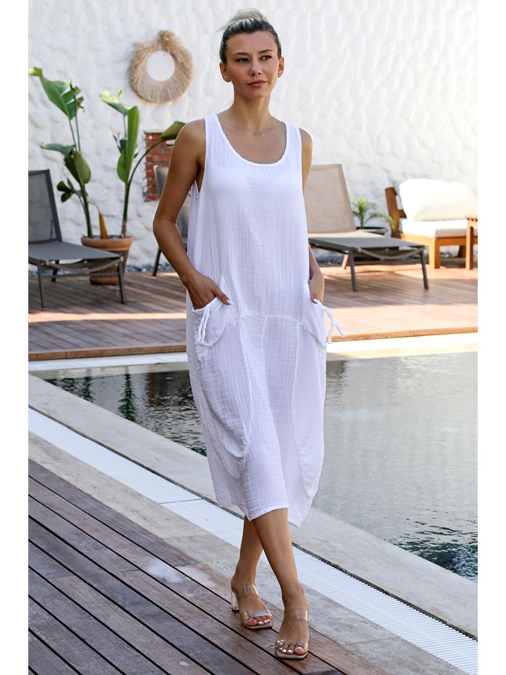 Beyaz Havuz Yaka Kolsuz Çift Cepli Yıkamalı Dokuma Casual Müslin Elbise