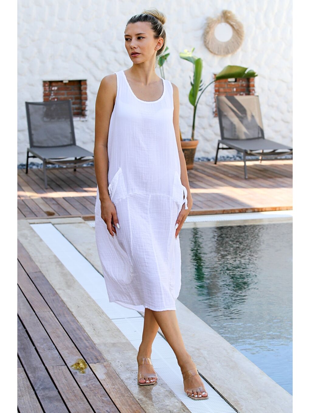 Beyaz Havuz Yaka Kolsuz Çift Cepli Yıkamalı Dokuma Casual Müslin Elbise-1