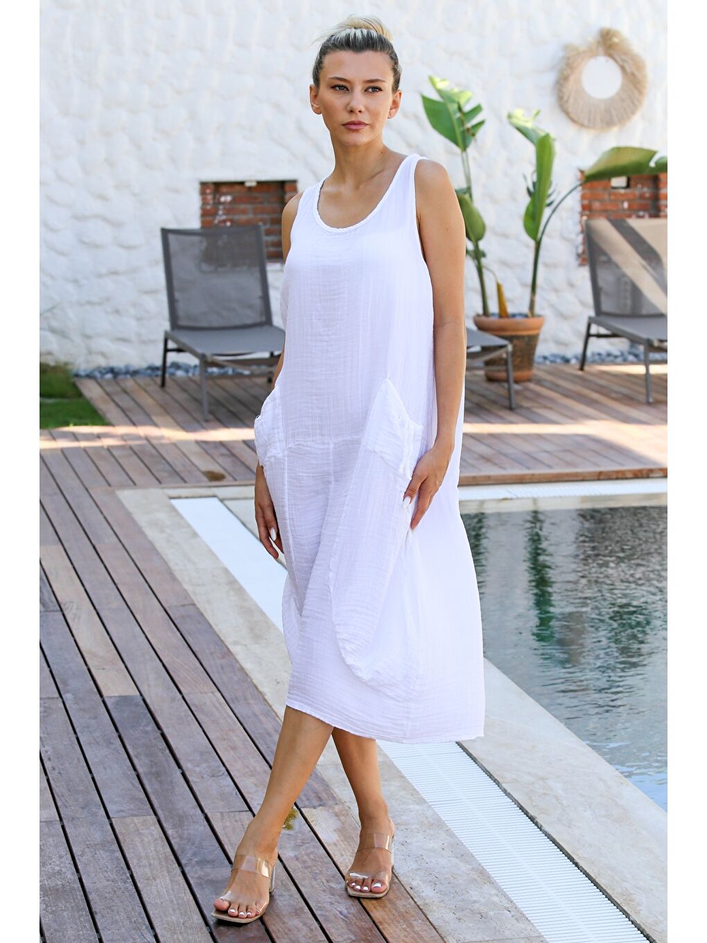 Beyaz Havuz Yaka Kolsuz Çift Cepli Yıkamalı Dokuma Casual Müslin Elbise-2