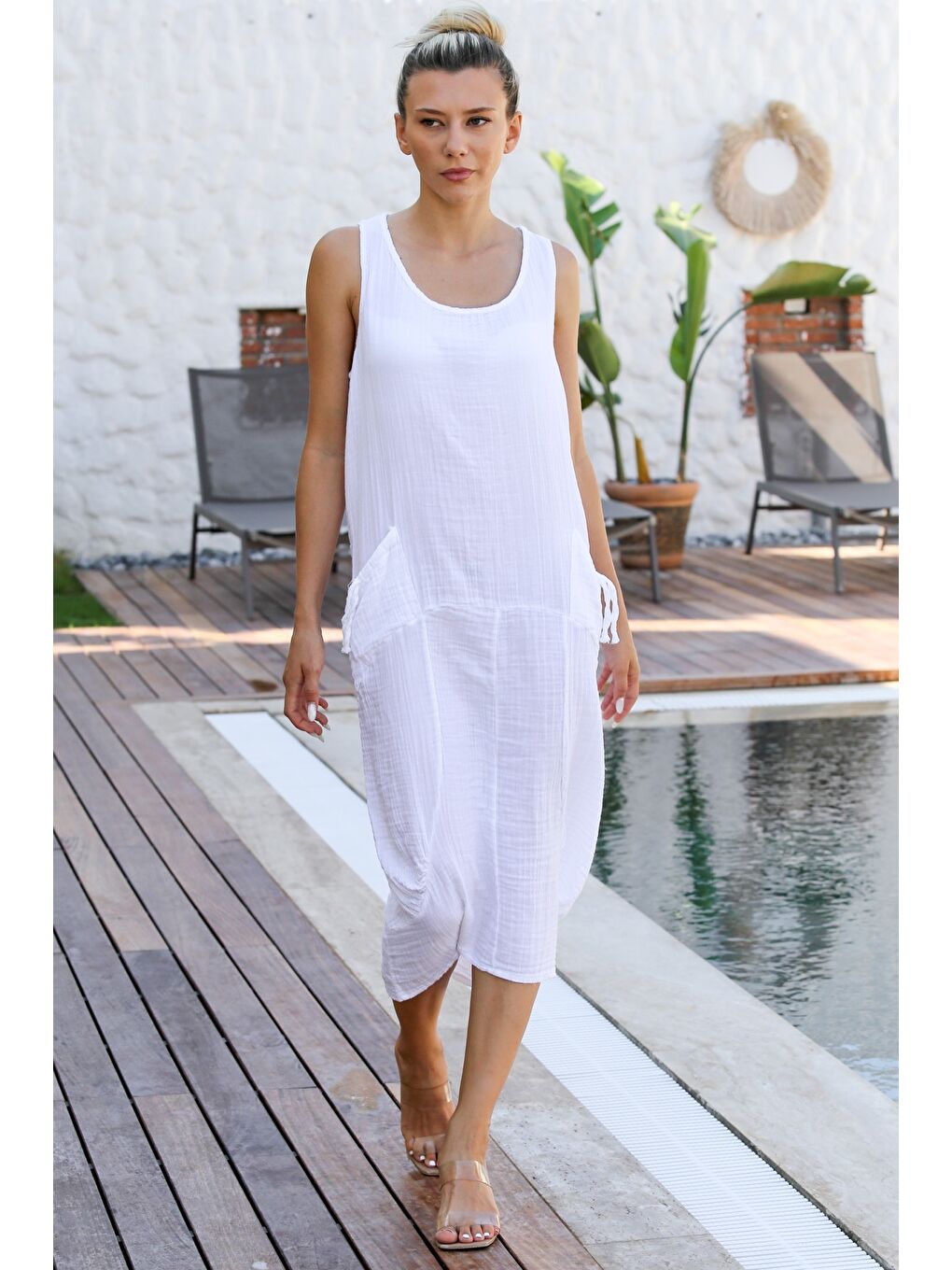 Beyaz Havuz Yaka Kolsuz Çift Cepli Yıkamalı Dokuma Casual Müslin Elbise-3