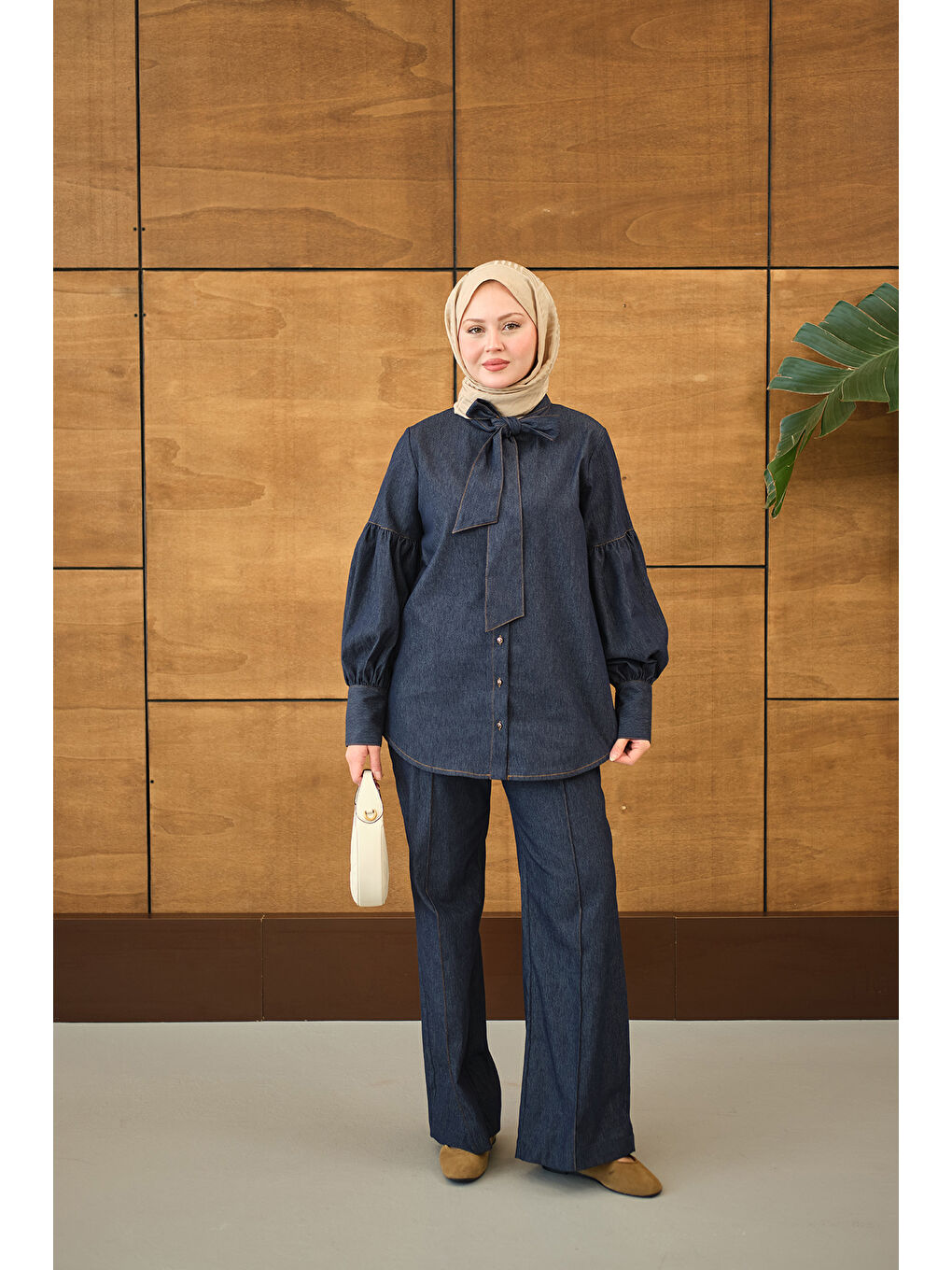 Kadın Kol Büzgülü Düğme Detay Yaka Bağlamalı Jean Pantolonlu Takım Lacivert-4
