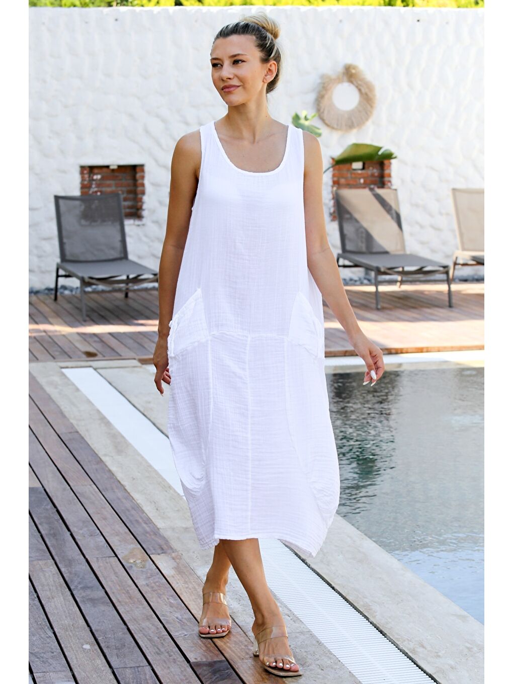 Beyaz Havuz Yaka Kolsuz Çift Cepli Yıkamalı Dokuma Casual Müslin Elbise-4