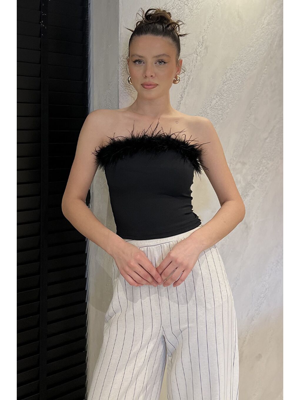 Siyah Kadın Ön Pelüş Detaylı Straplez Crop Top Bluz