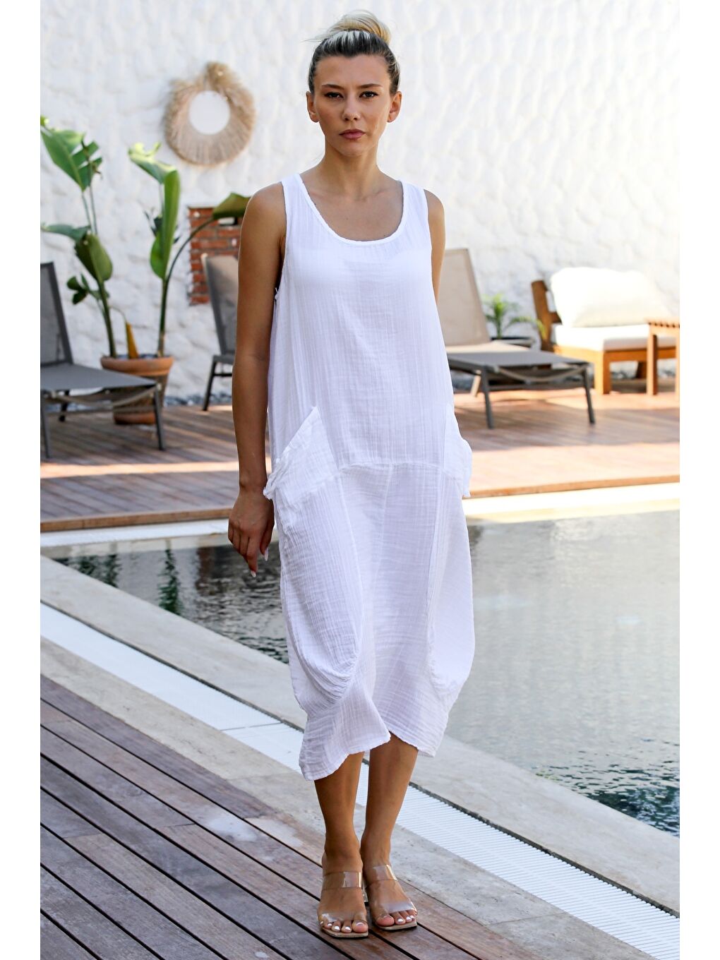 Beyaz Havuz Yaka Kolsuz Çift Cepli Yıkamalı Dokuma Casual Müslin Elbise-5