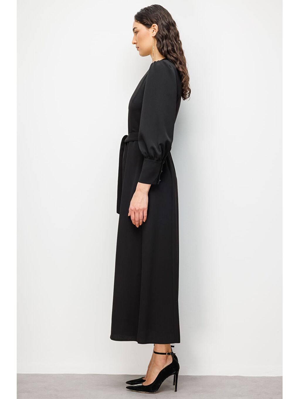 Geniş Kol Manşetli Siyah Maksi Kloş Elbise-3