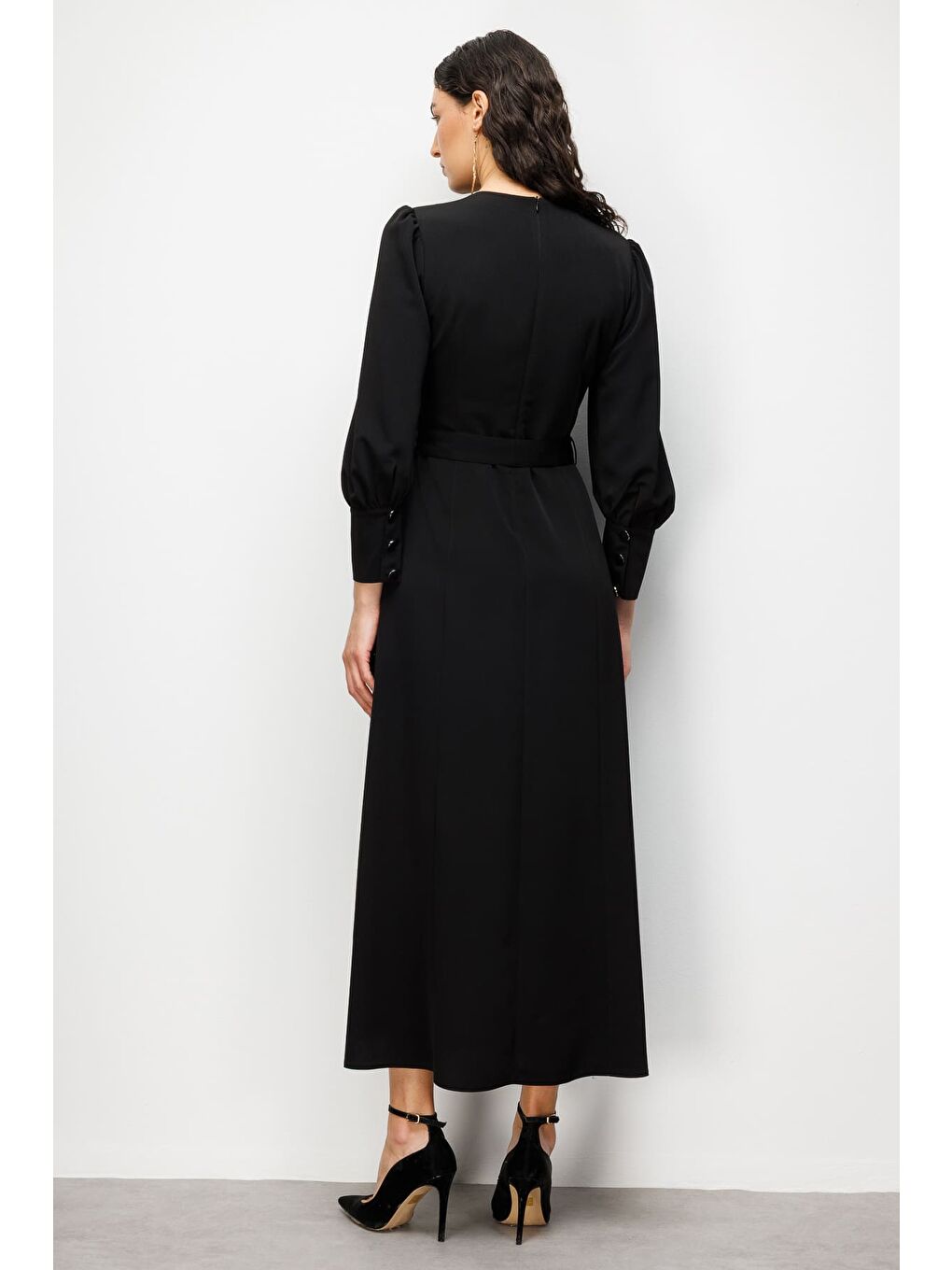 Geniş Kol Manşetli Siyah Maksi Kloş Elbise-4