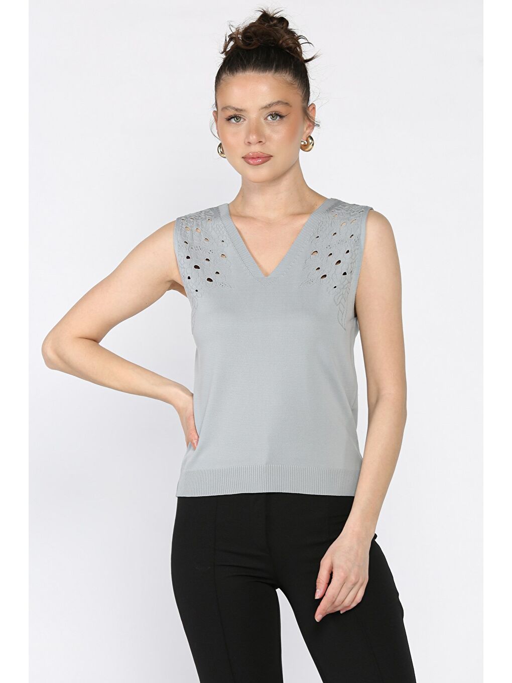 Gri Kadın V Yaka Sıfır Kol Triko Bluz