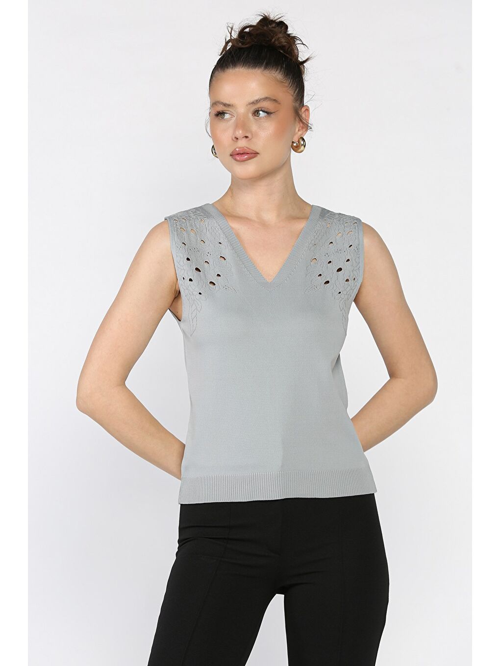 Gri Kadın V Yaka Sıfır Kol Triko Bluz-1