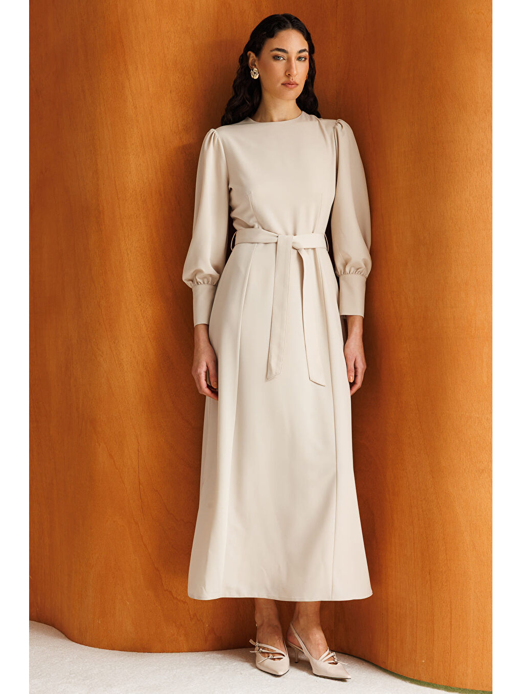 Geniş Kol Manşetli Bej Rengi Maksi Kloş Elbise-1