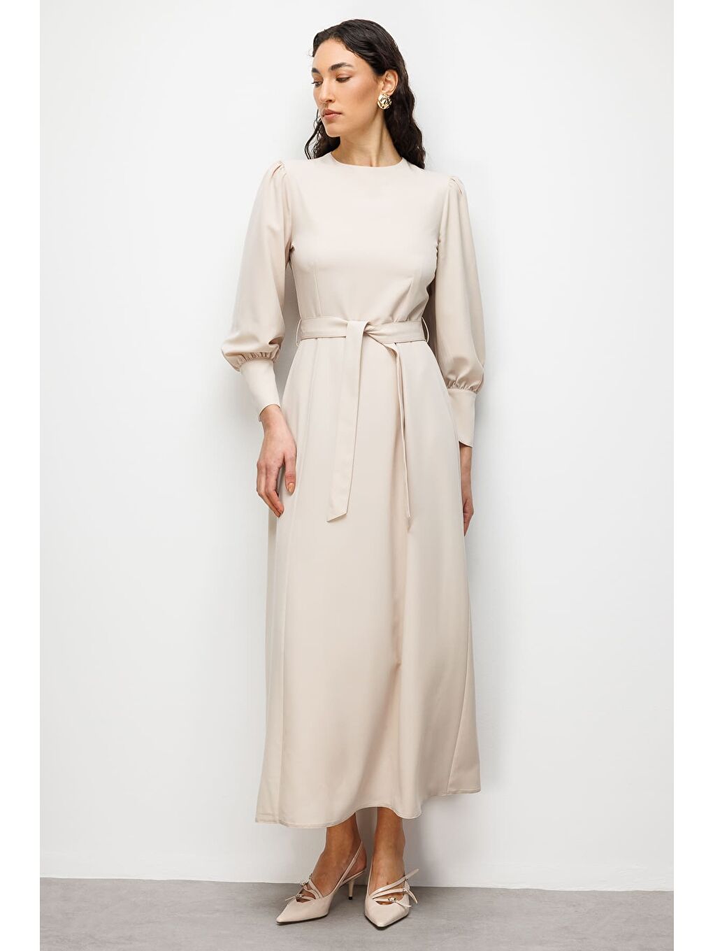 Geniş Kol Manşetli Bej Rengi Maksi Kloş Elbise-4