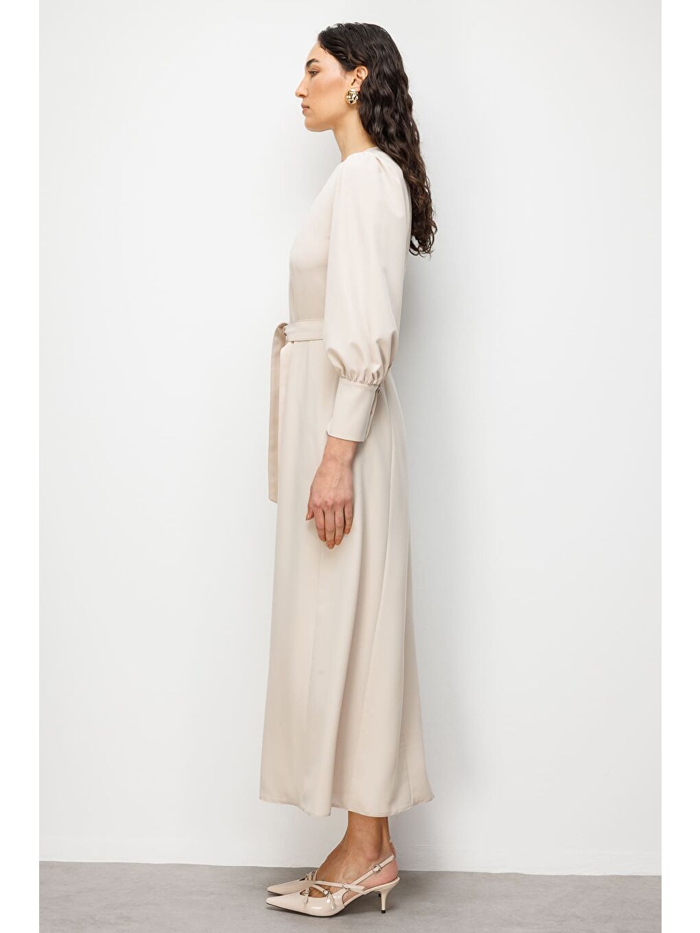Geniş Kol Manşetli Bej Rengi Maksi Kloş Elbise-5