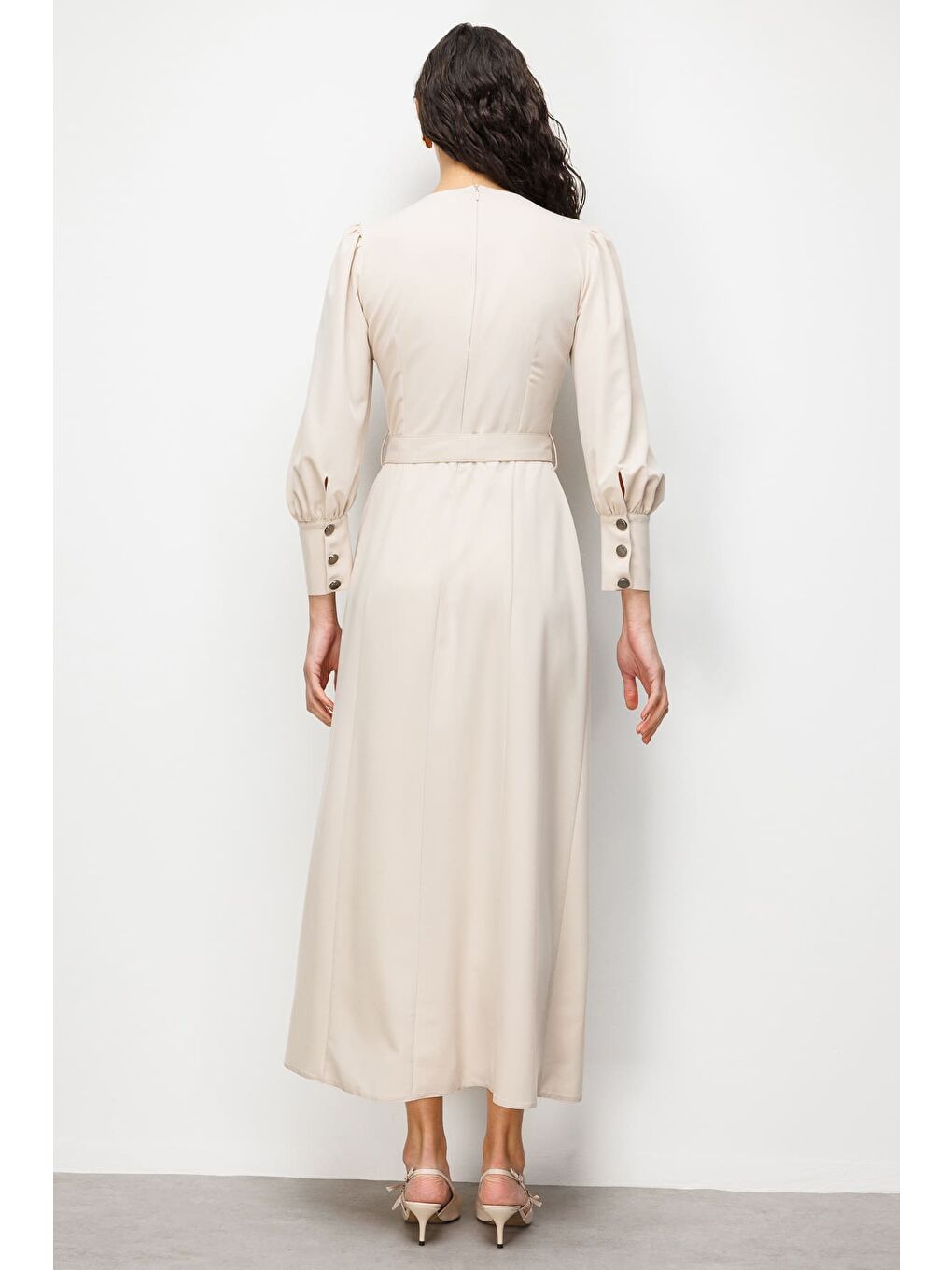 Geniş Kol Manşetli Bej Rengi Maksi Kloş Elbise-6