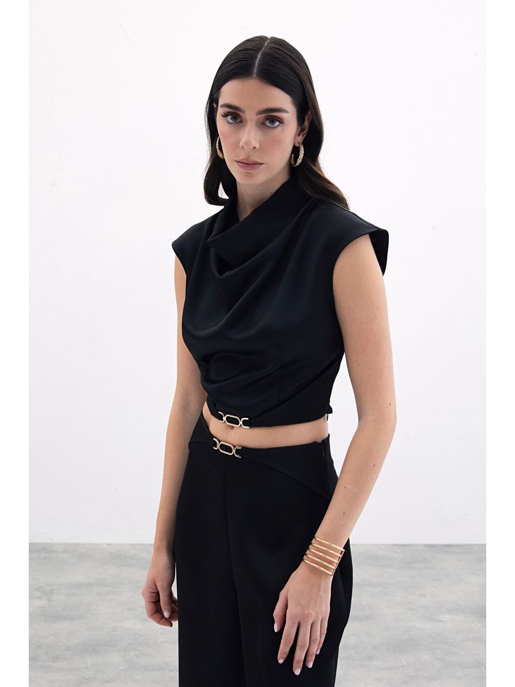 Toka Detaylı Degaje Bluz - Siyah-1