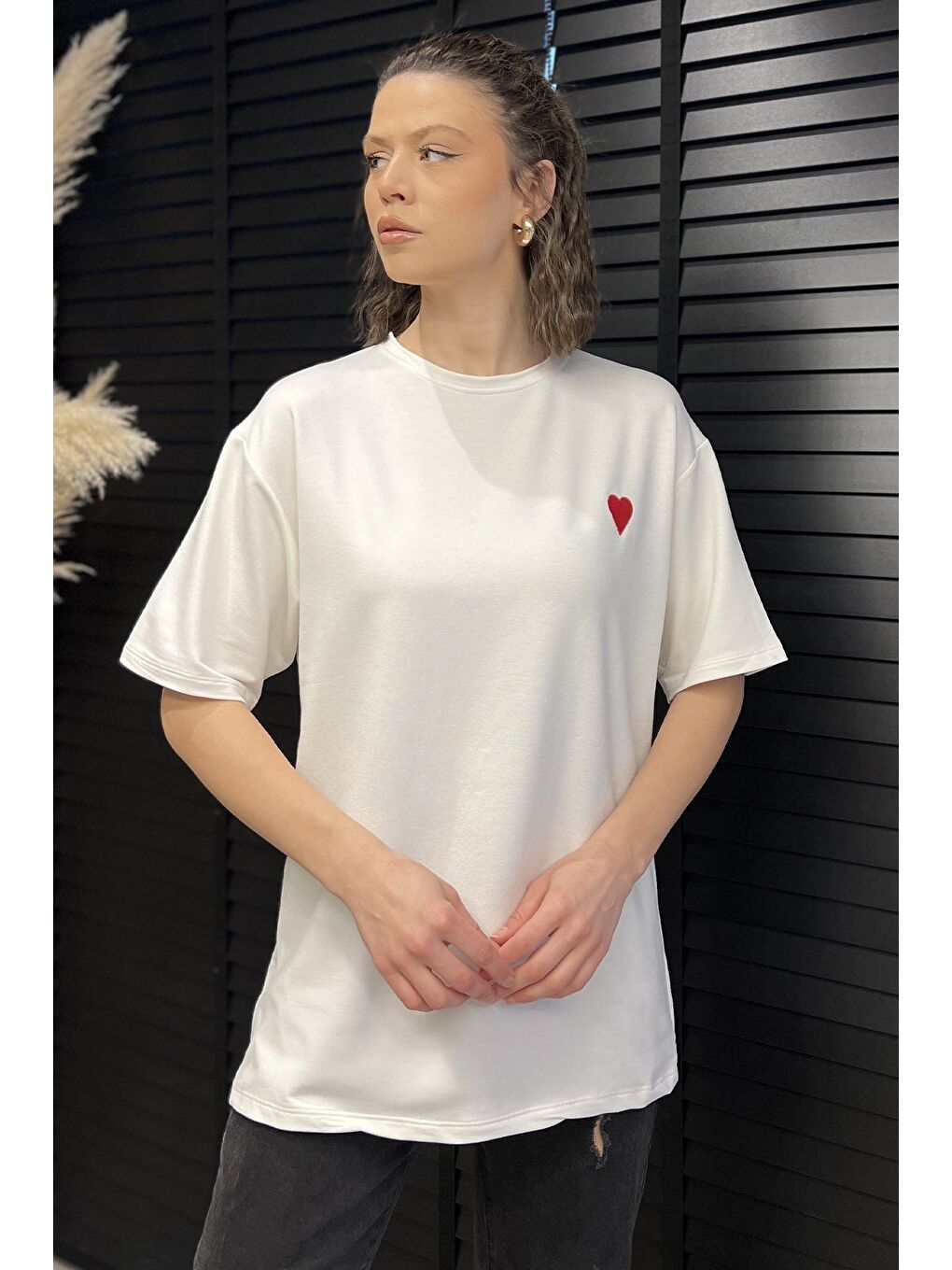 Ekru Kadın Bisiklet Yaka Kalp Nakışlı Salaş Tişört-1
