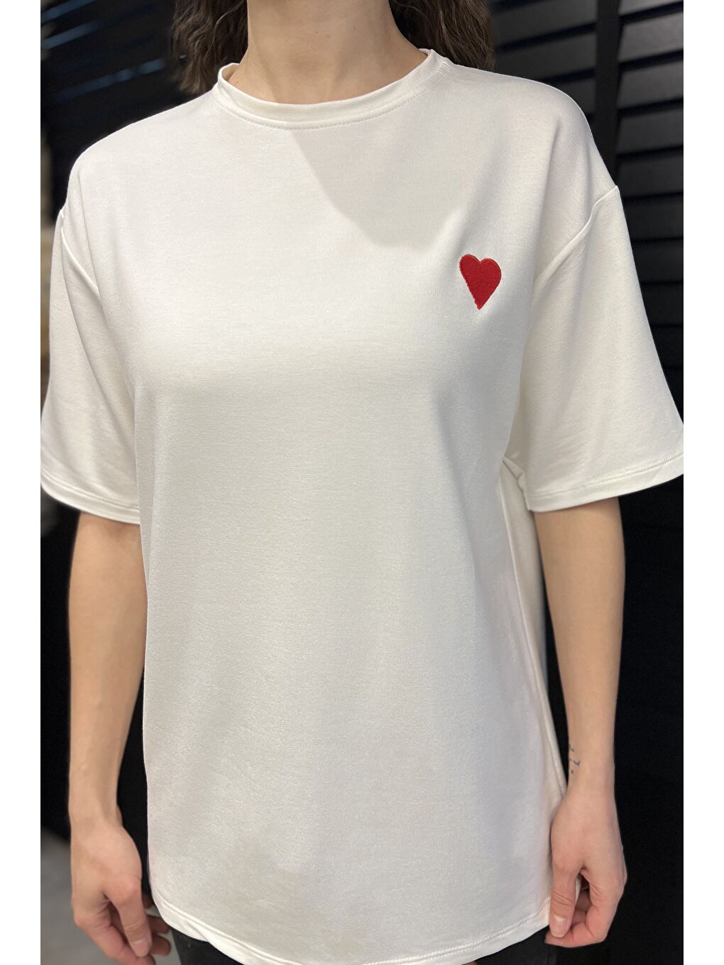 Ekru Kadın Bisiklet Yaka Kalp Nakışlı Salaş Tişört-3
