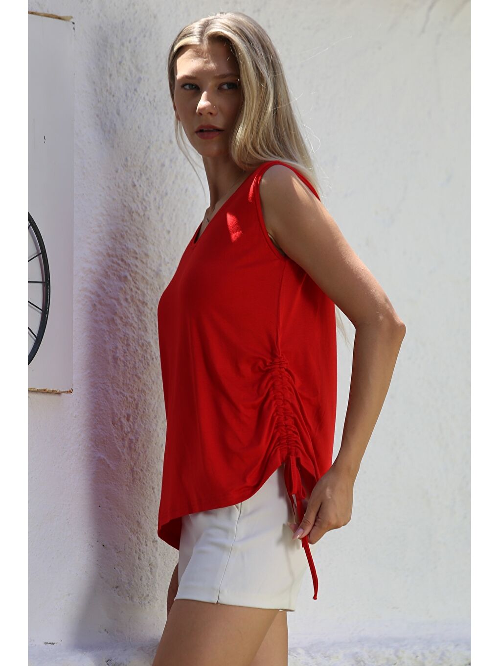 Kırmızı V Yaka Kolsuz Yanları Büzgülü Örme Casual Bluz-2