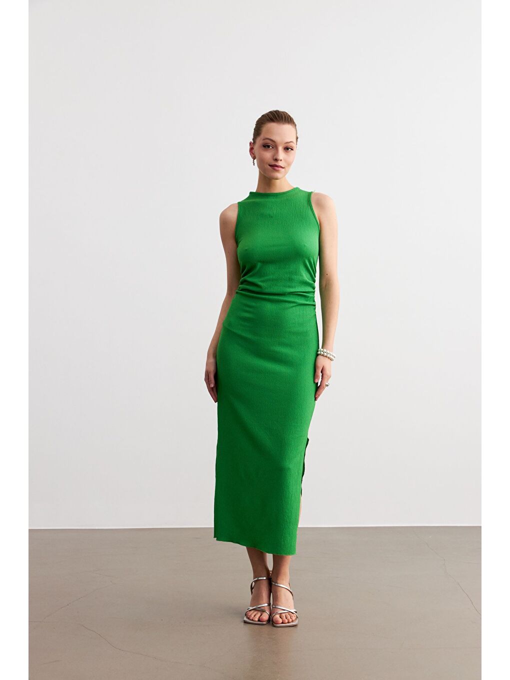 Kadın Yeşil Maxi Boy Yırtmaçlı Bel Büzgü Detay Krinkıl Elbise-1