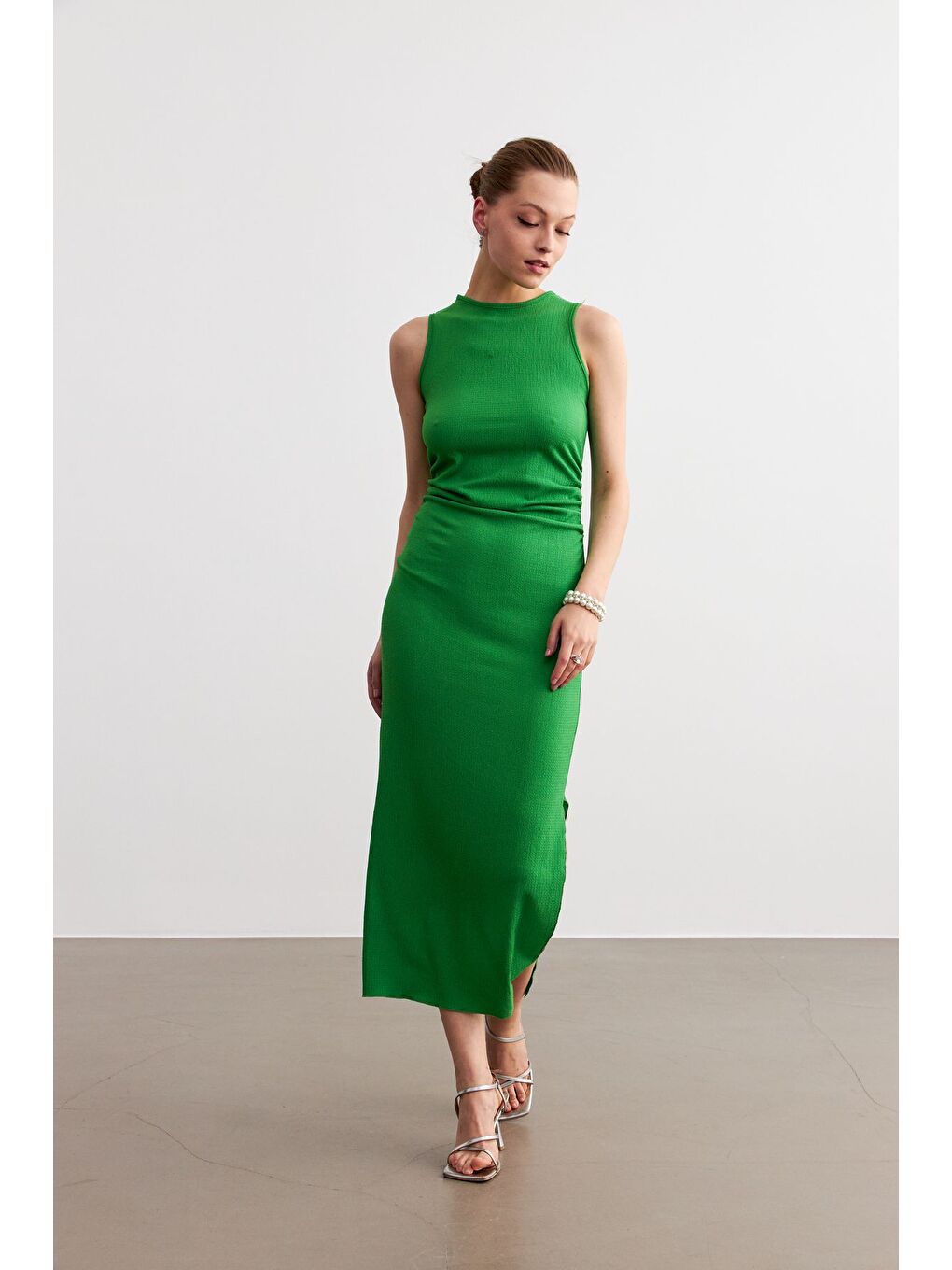 Kadın Yeşil Maxi Boy Yırtmaçlı Bel Büzgü Detay Krinkıl Elbise-2