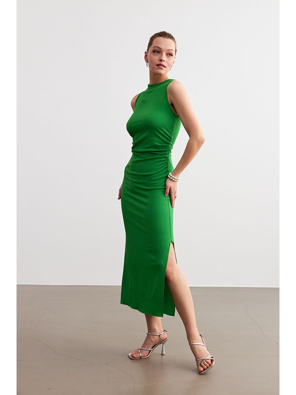 Kadın Yeşil Maxi Boy Yırtmaçlı Bel Büzgü Detay Krinkıl Elbise-3