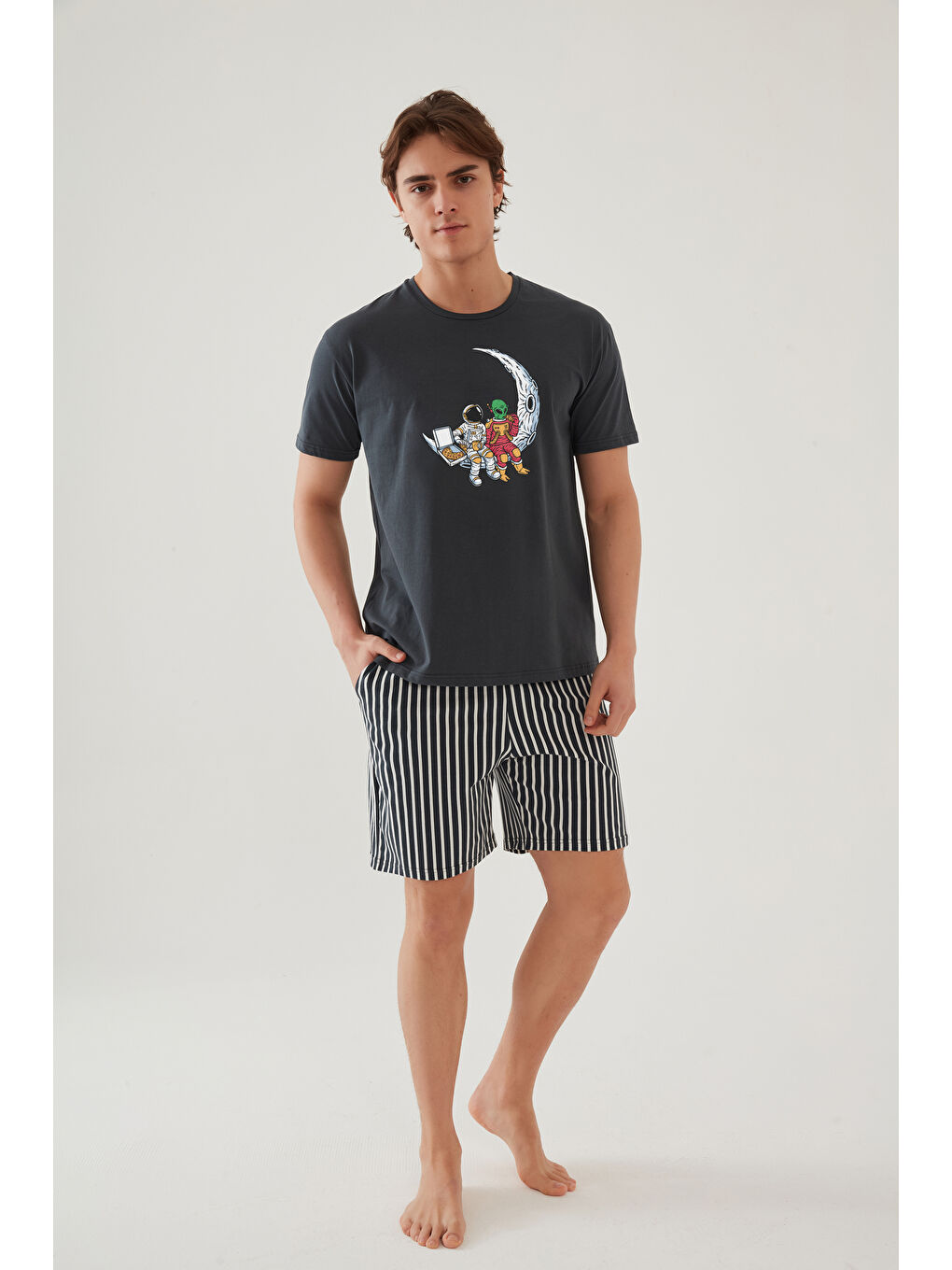 Gri Erkek Pamuklu Füme Baskılı Cepli Şort Pijama Takımı