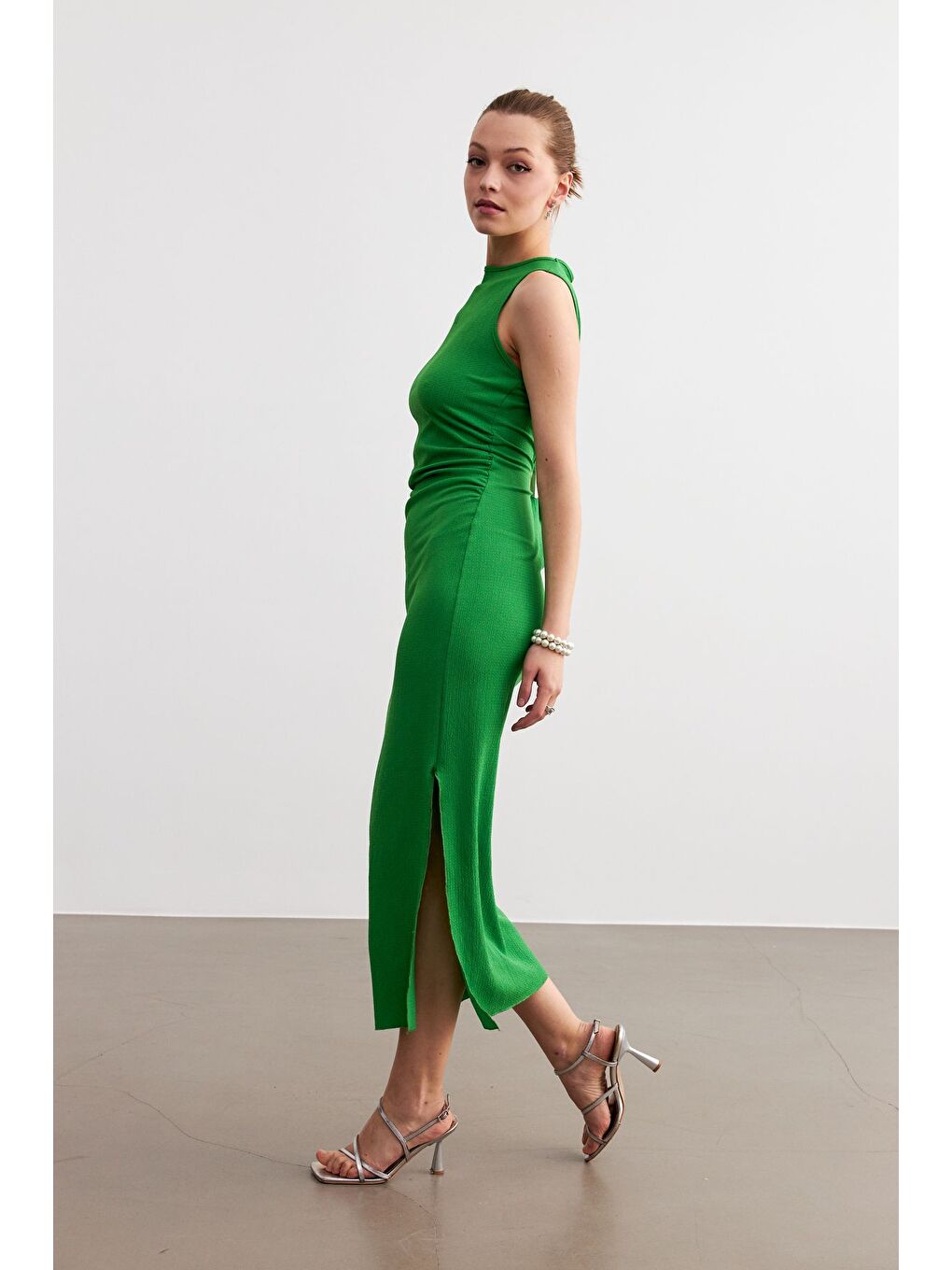 Kadın Yeşil Maxi Boy Yırtmaçlı Bel Büzgü Detay Krinkıl Elbise-4