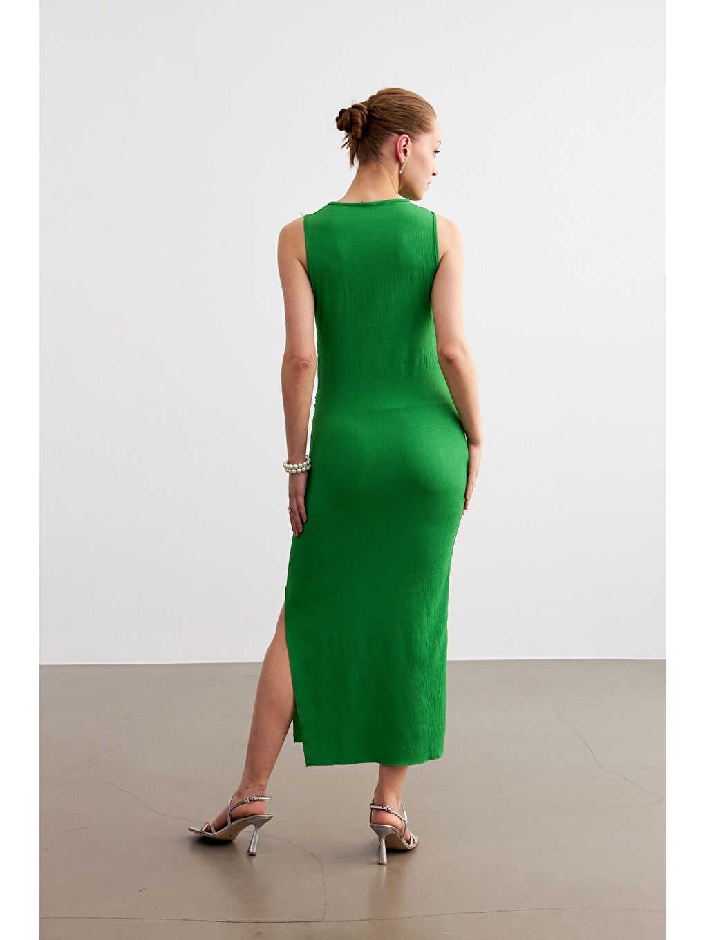 Kadın Yeşil Maxi Boy Yırtmaçlı Bel Büzgü Detay Krinkıl Elbise-5