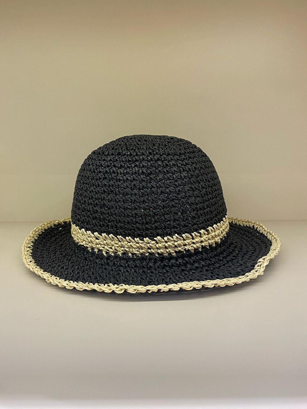 Siyah El Örgüsü Hasır Plaj Şapkası - Geniş Kenarlı Geçiş Detaylı Güneş Koruma Şapkası HSR2099-1