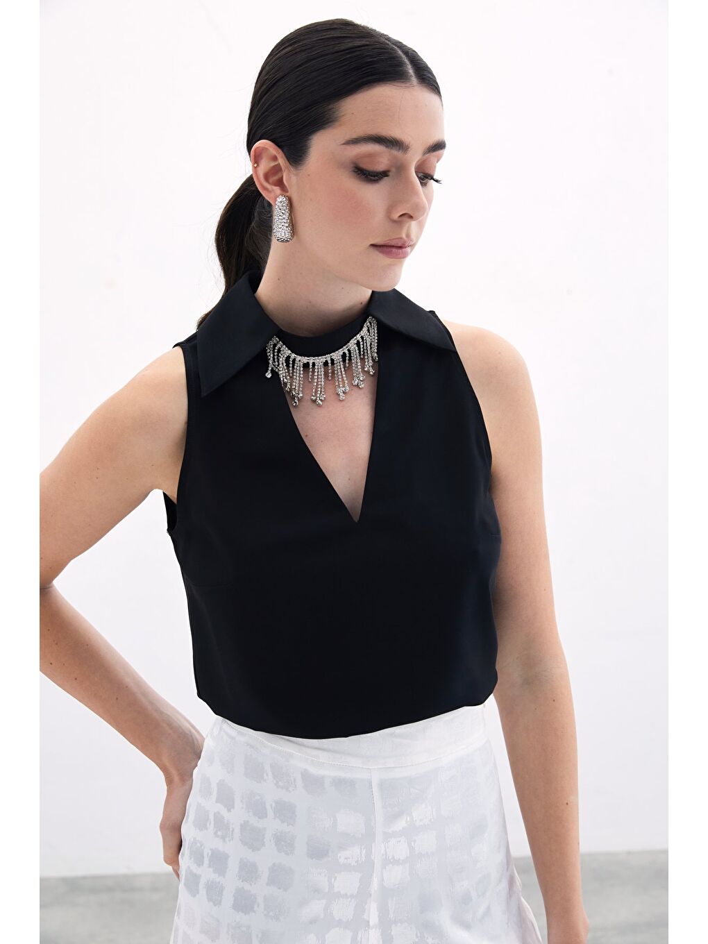 Yaka Taşlı Kolsuz Bluz - Siyah