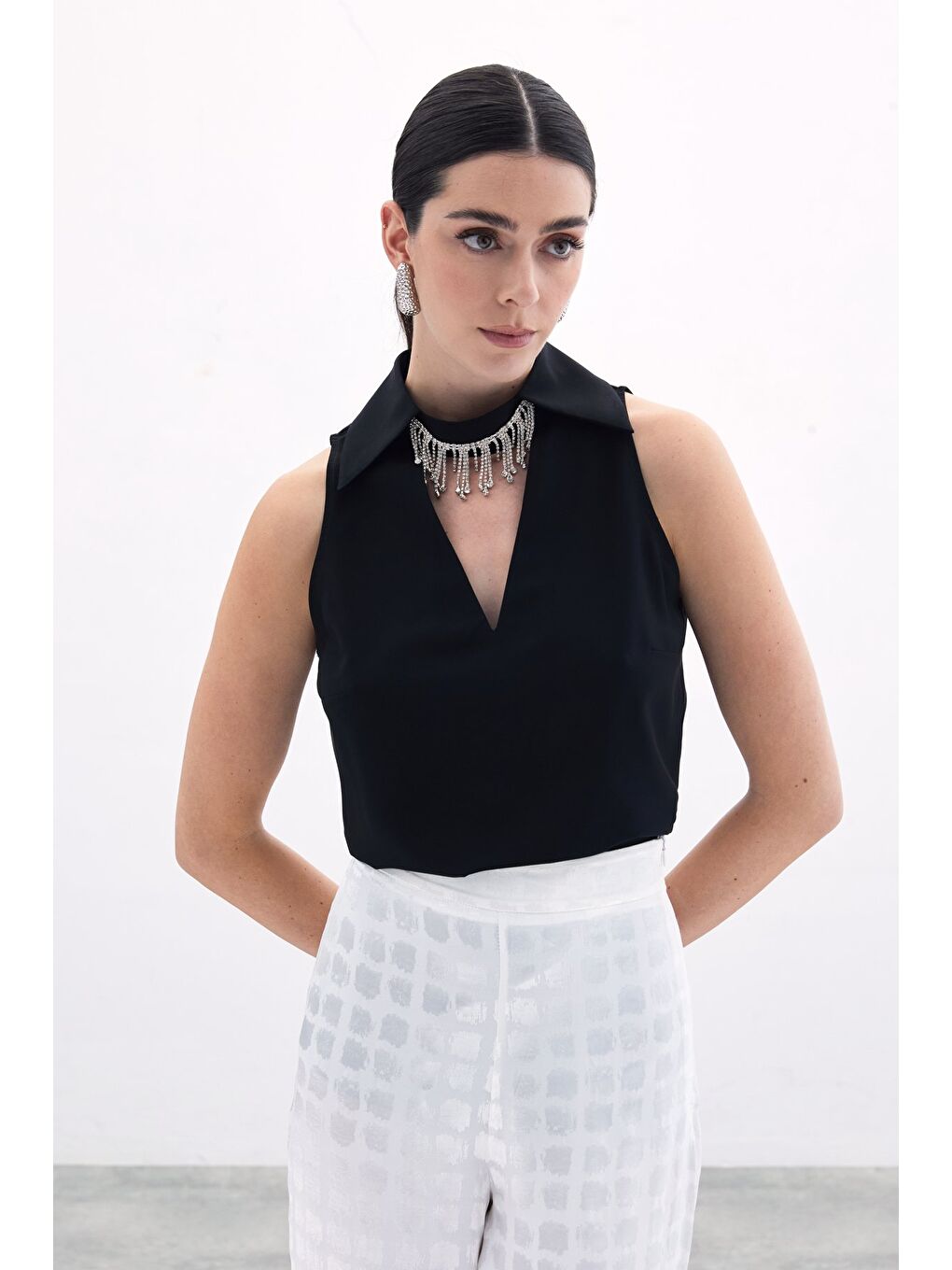 Yaka Taşlı Kolsuz Bluz - Siyah-1