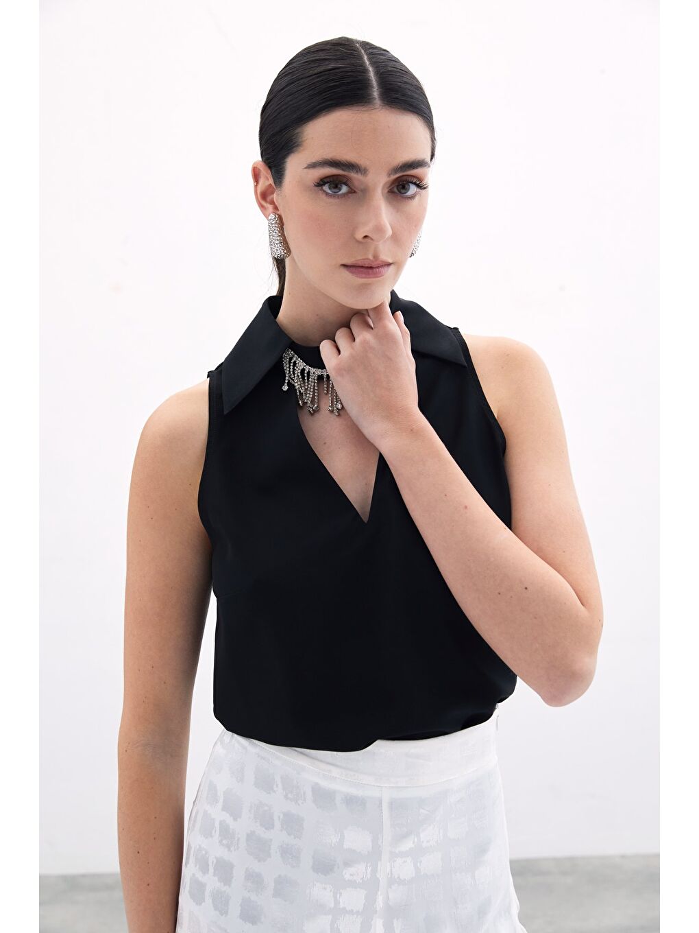 Yaka Taşlı Kolsuz Bluz - Siyah-2
