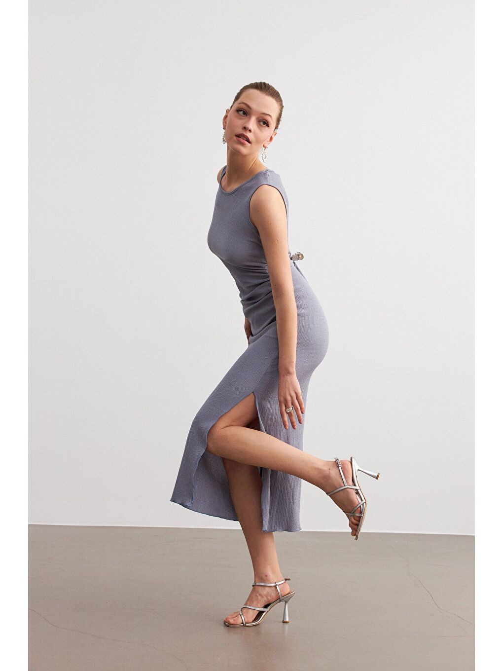 Kadın Lila Maxi Boy Yırtmaçlı Bel Büzgü Detay Krinkıl Elbise-2