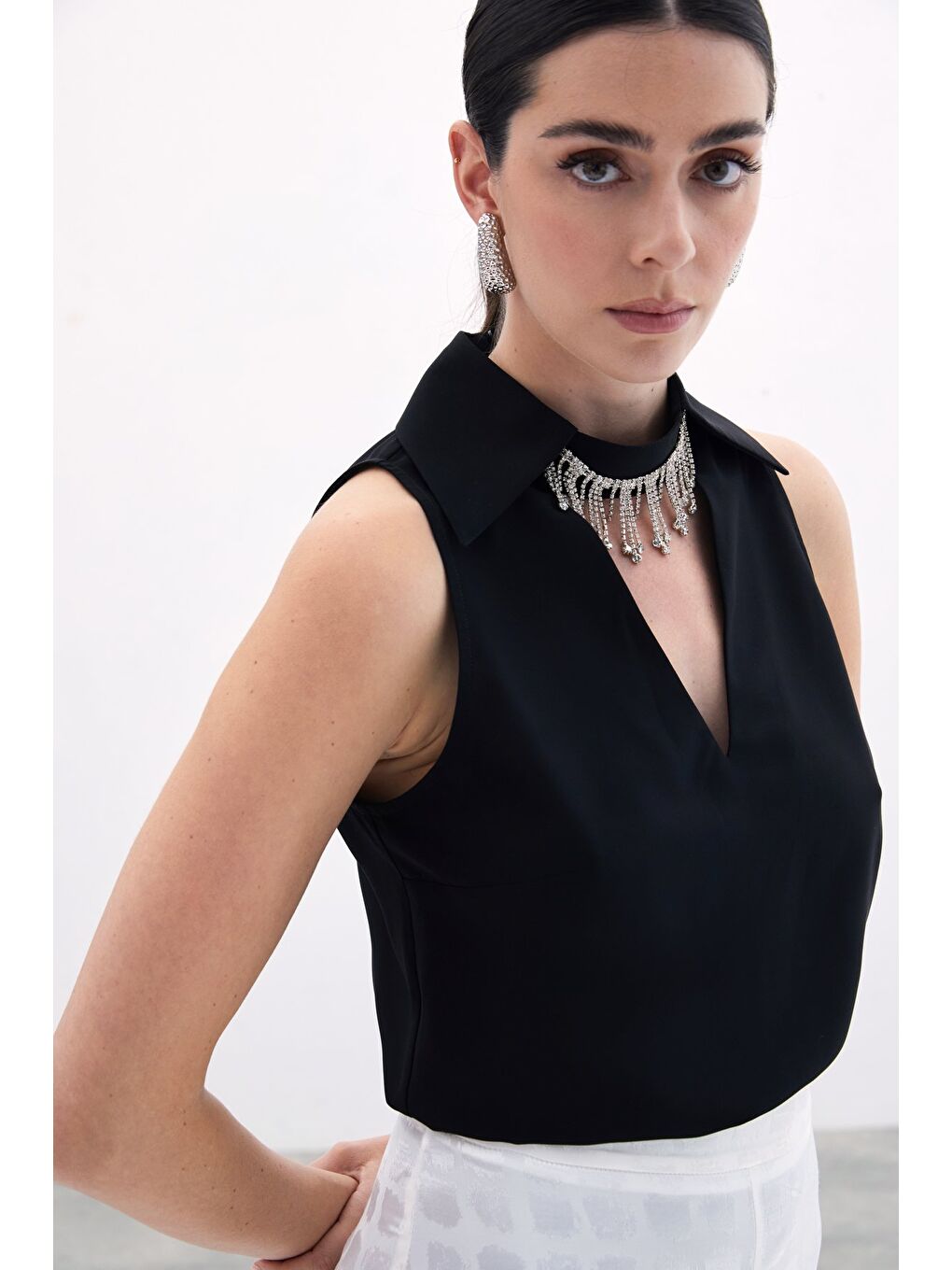 Yaka Taşlı Kolsuz Bluz - Siyah-3