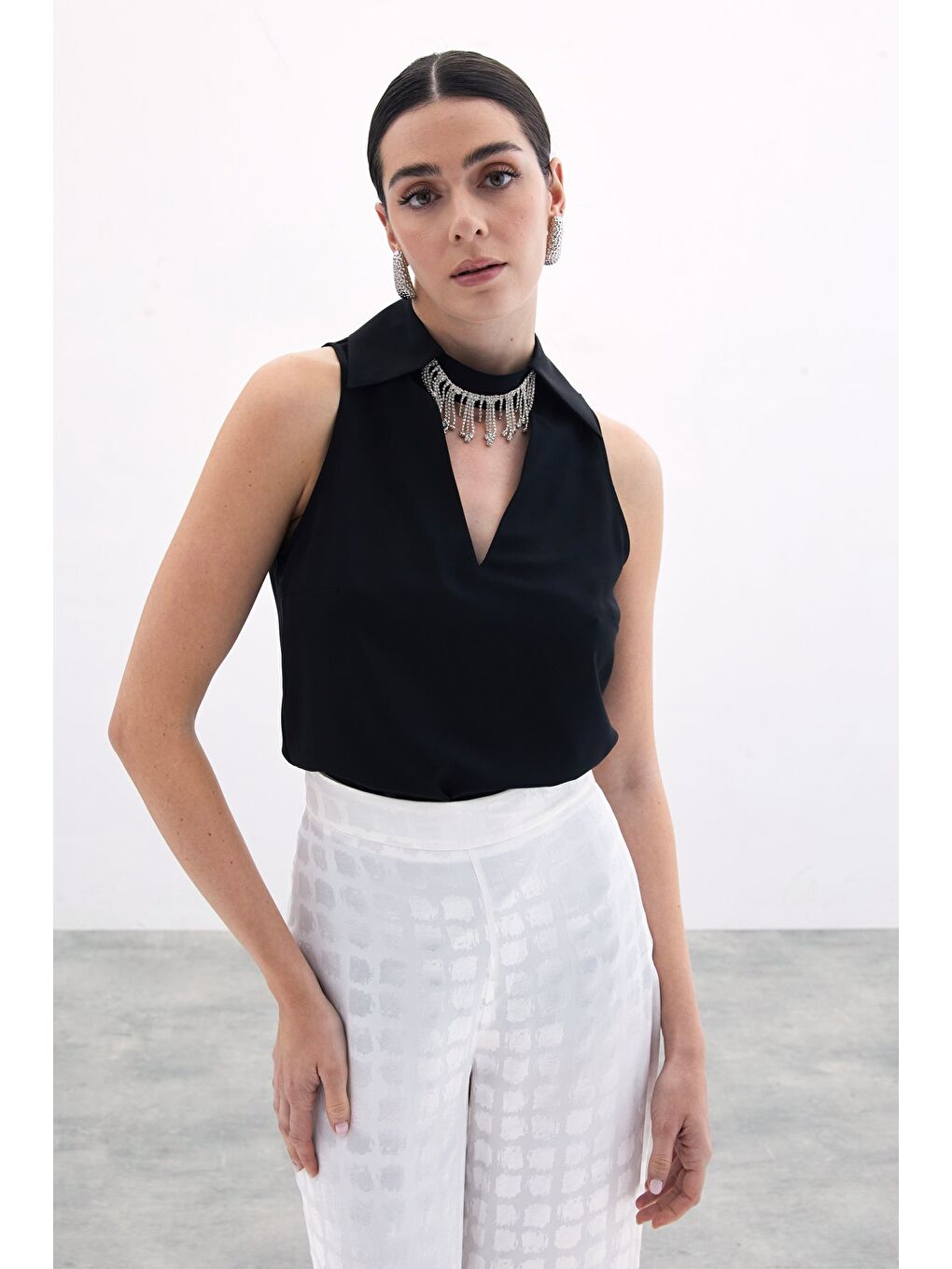 Yaka Taşlı Kolsuz Bluz - Siyah-4