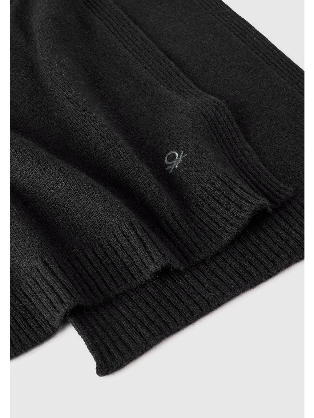 Siyah Kadın Sİyah Yün ve Kaşmir Karışımlı Logo Detaylı Ribanalı Atkı-1
