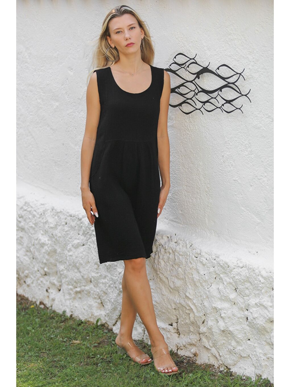 Siyah U Yaka Kolsuz Yıkamalı Dokuma Casual Müslin Elbise-1