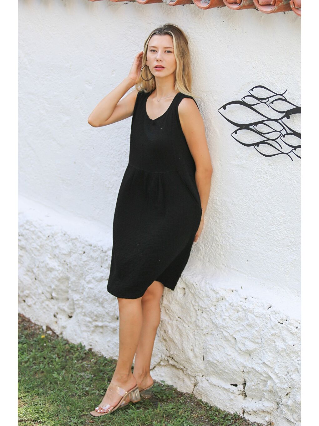 Siyah U Yaka Kolsuz Yıkamalı Dokuma Casual Müslin Elbise-3