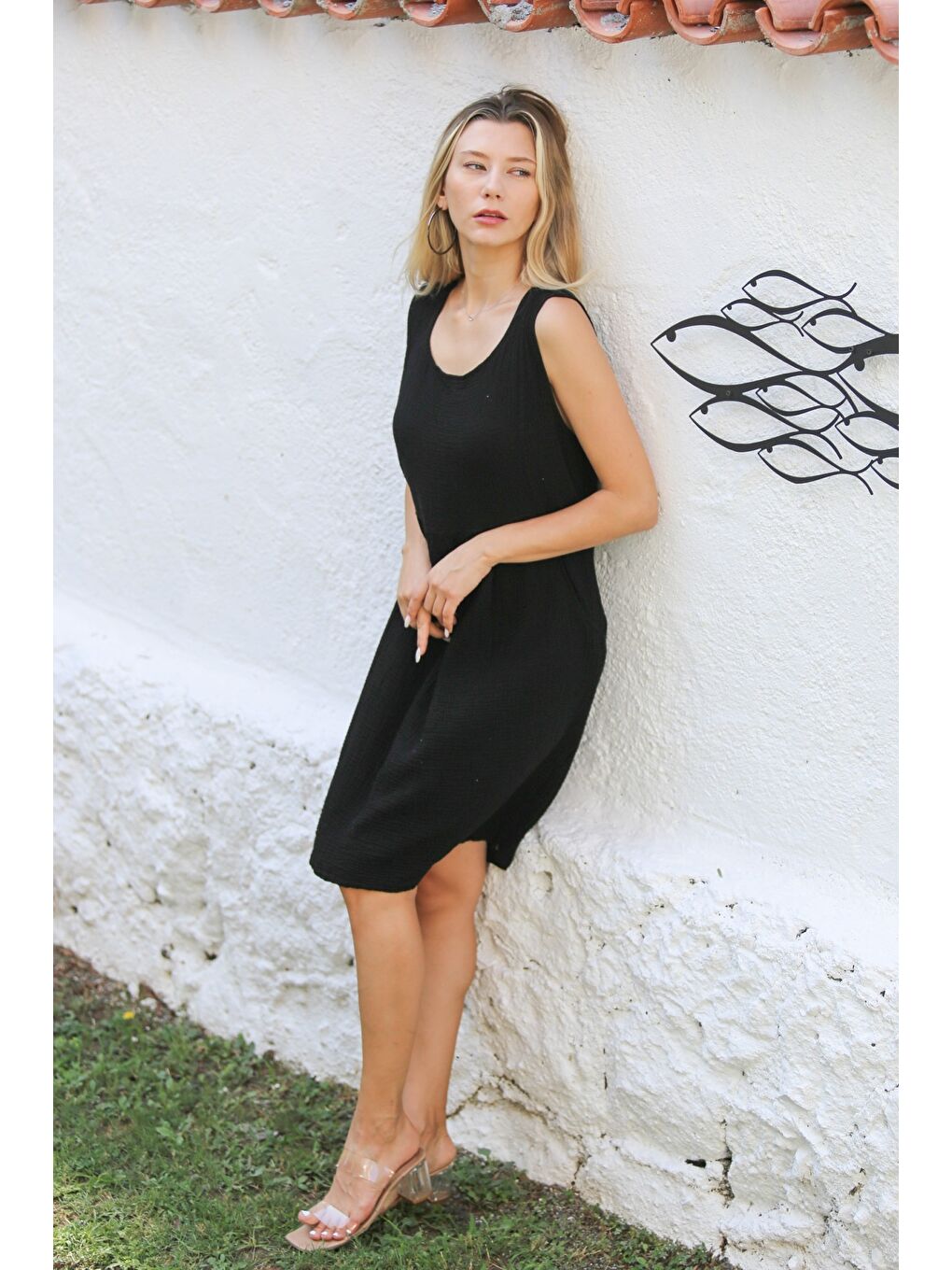 Siyah U Yaka Kolsuz Yıkamalı Dokuma Casual Müslin Elbise-4